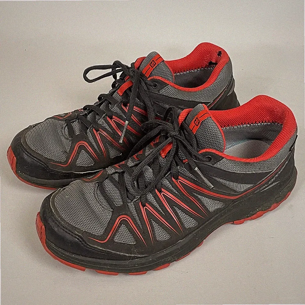 Salomon Goretex Sneaker Turnschuhe Schuhe | Rot/Schwarz/Grau | Größe UK9/EU43
