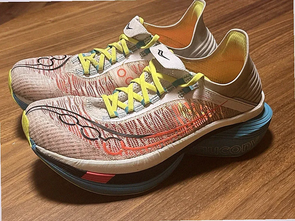 Saucony Endorphin Elite 2 Laufschuhe, Carbon, Größe 43