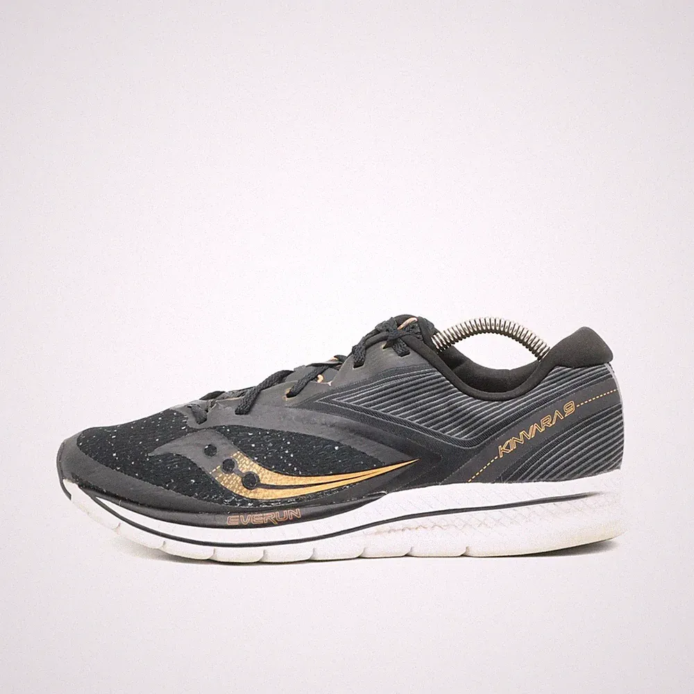 Saucony Herren Kinvara 9 Schuhe Schwarz Gold Everun Laufschuhe EU 42.5