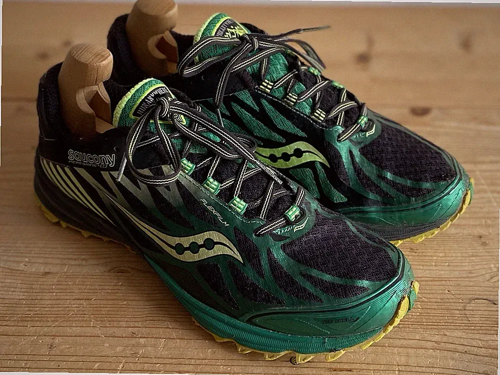 Saucony „Peregrine 4.0" Trail-/Laufschuhe, schwarz/grün, Gr. 45