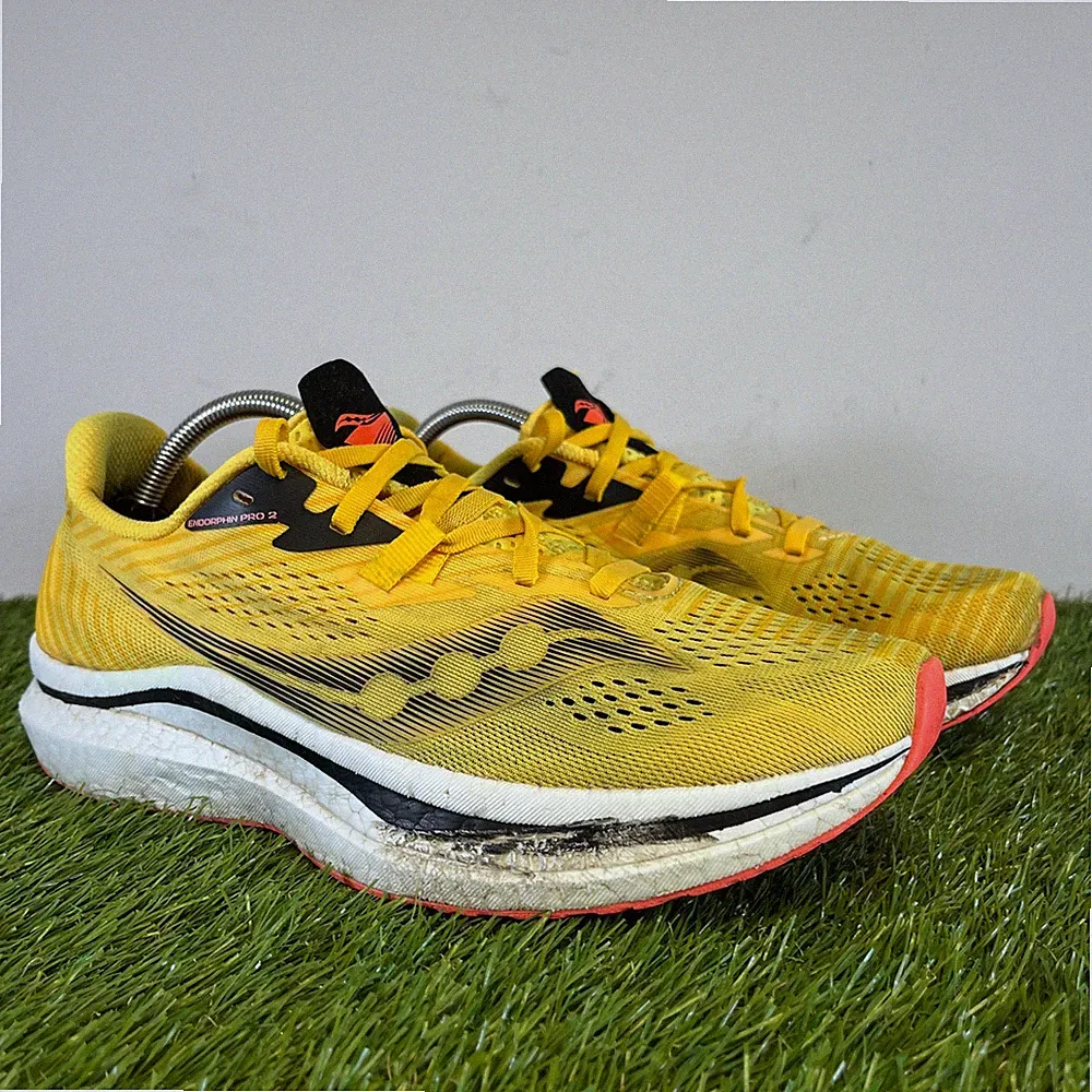 Saucony Turnschuhe Größe 9 Herren gelb Endorphin Pro 2 sportliche Laufschuhe