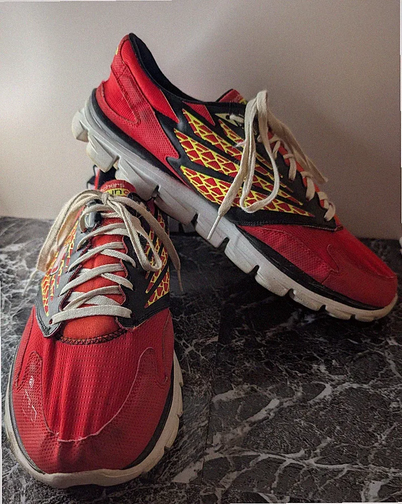Skechers GOrun Herren Rot Schwarz Laufschuhe Resalyte Gr. UK 11 Gebraucht 53507