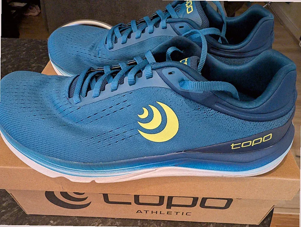Topo Athletic Magnifly 5 - blau/grün - UK 12 - nur 6 km benutzt, also Schnäppchen!