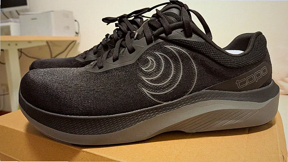Topo Athletic Magnifly 6 Herren Laufschuhe Schwarz/Grau Mesh EU 48 31 cm