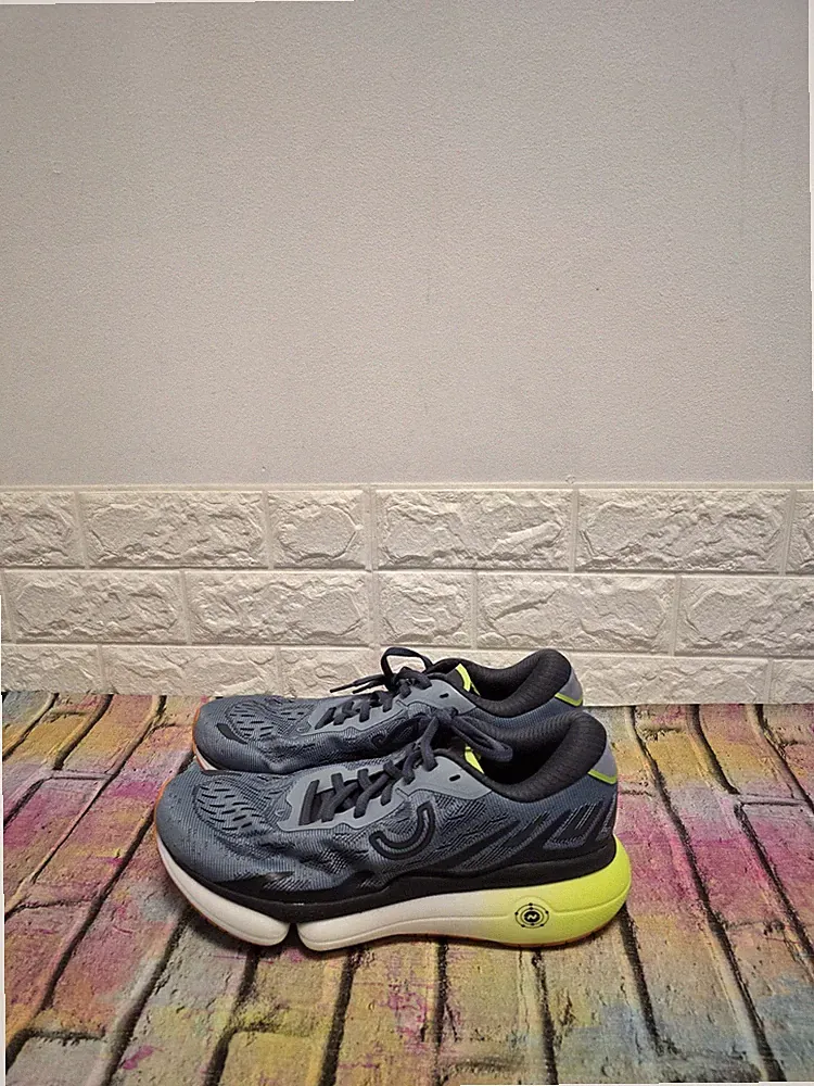 True Motion U-Tech Vichara Straßenlaufschuhe UK 8 Herren UVP 190£ Citadel