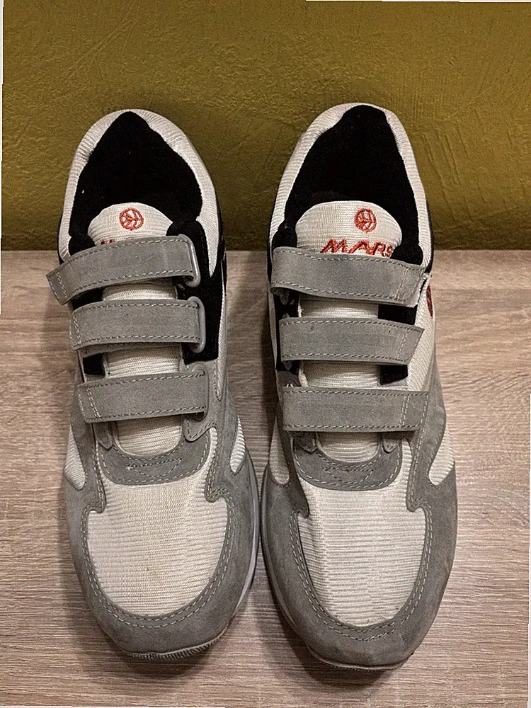Turnschuhe leicht, helle Sohle, Marke Mars, Laufschuhe, Größe 44