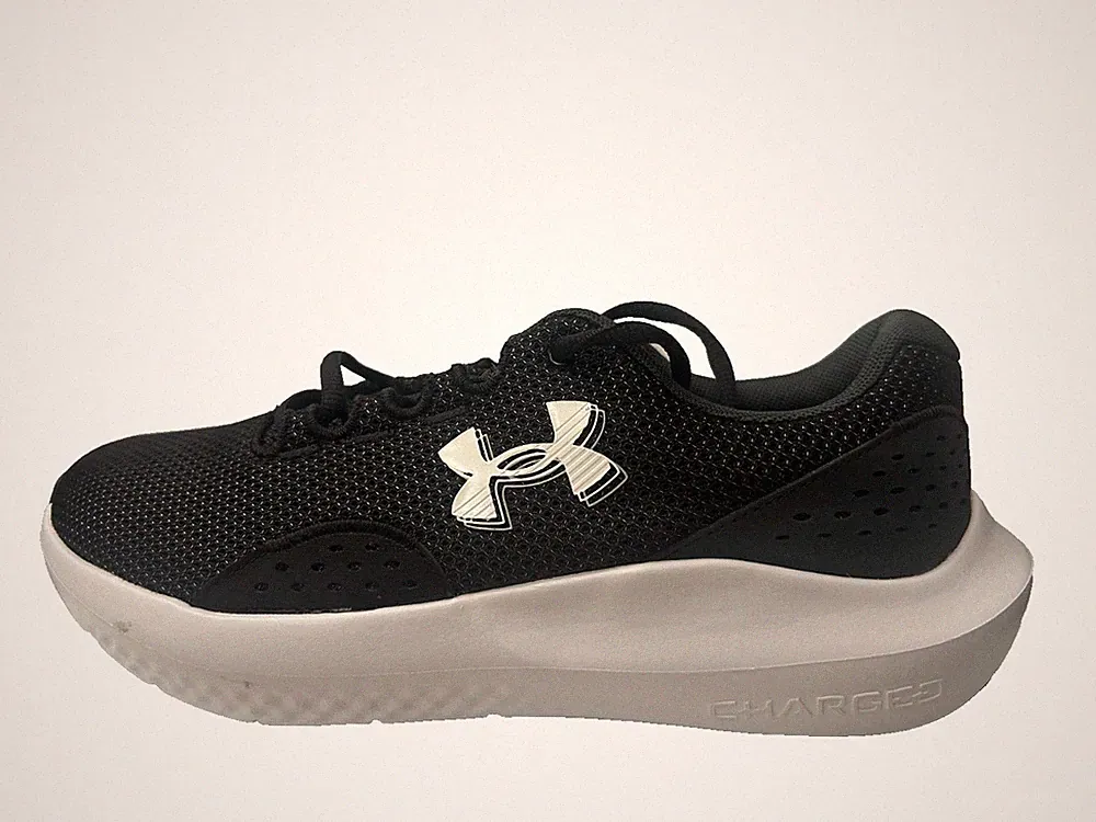 Under Armour Charged Surge 4 Herren Laufschuhe Sneaker Schwarz/WHITE, UK 9.5