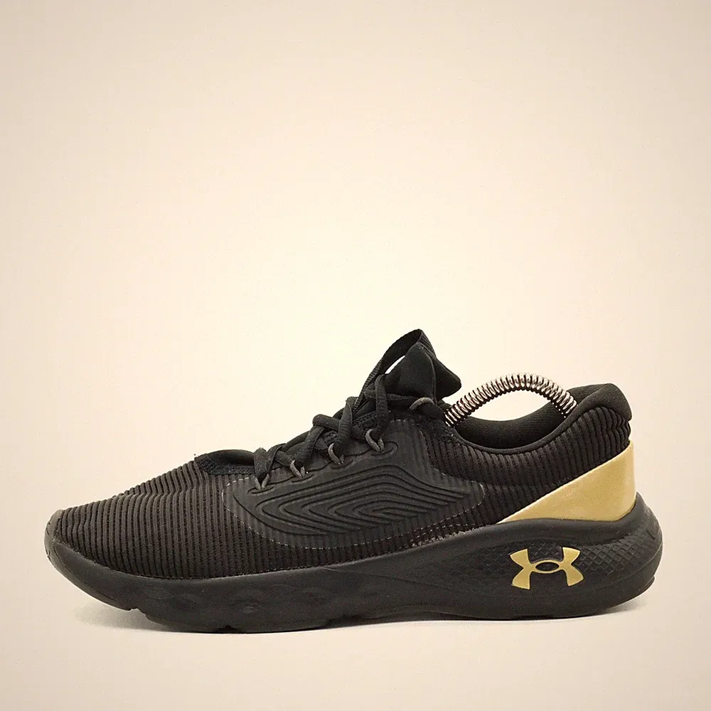 Under Armour Herren Charged VCVN2 Laufschuh EU 42 schwarz/gold 3025357-001
