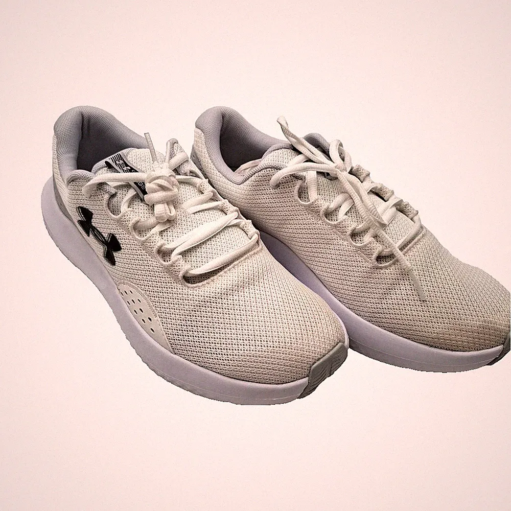 Under Armour Herren UA Charged Surge 4, reaktionsstarke Laufschuhe f�r M�nner, l