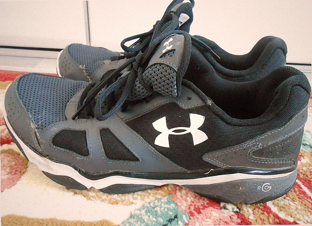 Under Armour Micro G Strive V Herren Sport Lauf Running GYM 44,5 Schuhe Sneakers