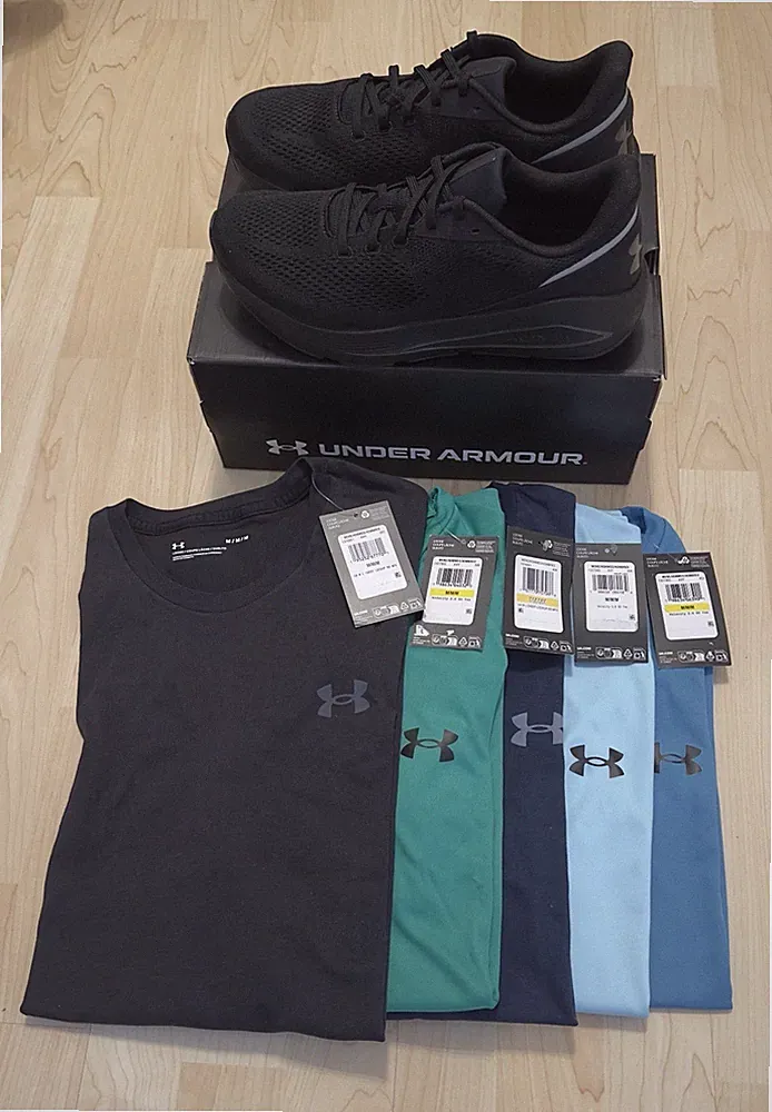 Under Armour Paket Set: 6-teilig Herren Laufschuhe Sneaker 42.5 & 5x Shirts M
