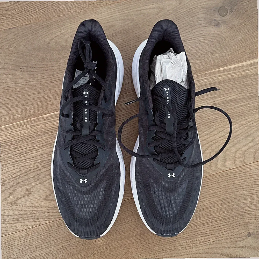 Under Armour UA Turbulence 3 Charged+ Herren Laufschuhe EU 47 schwarz/weiß