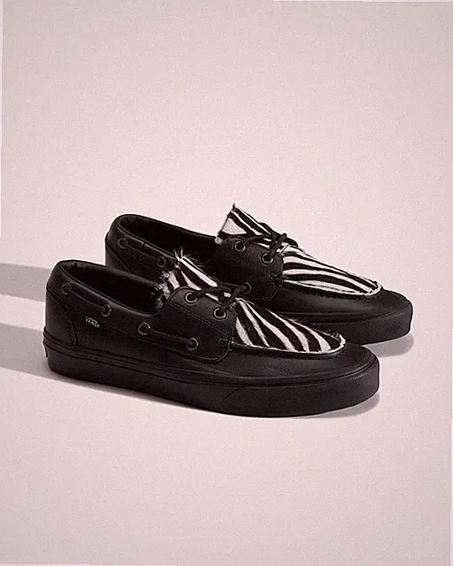 Vans Classic 2-Loch Bootsschuhe schwarz/weiß Haare an