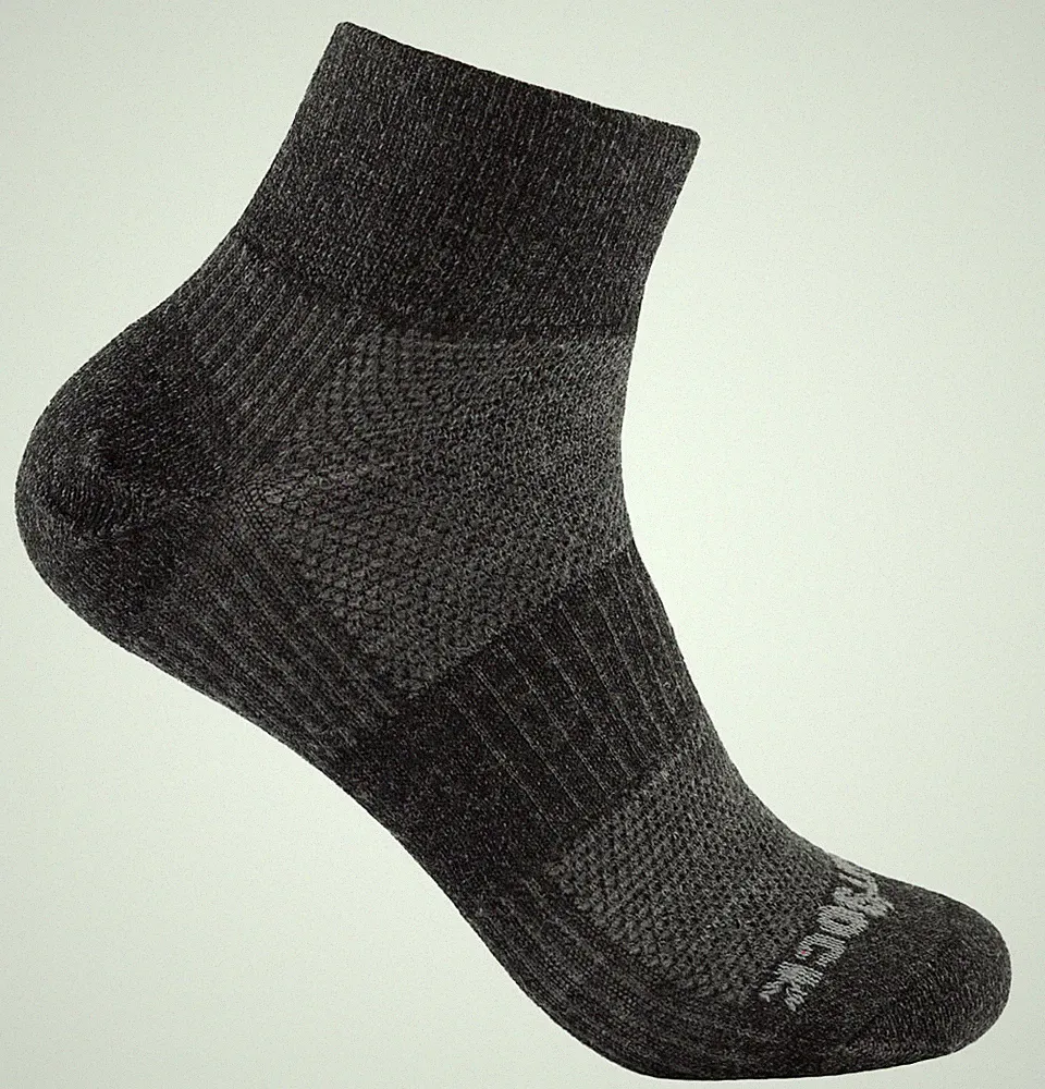 WrightSock Sportsocke in grau-schwarz mittellang Coolmesh II Merino Wolle